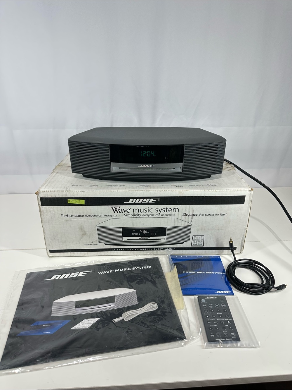 #562 Bose Wave Music System CD AM FM Alarm w/ Remote. Works